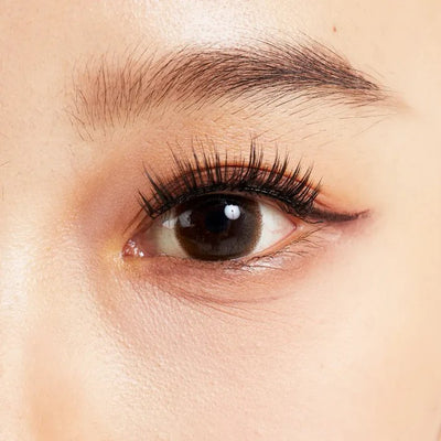 Bombshell lash style close-up